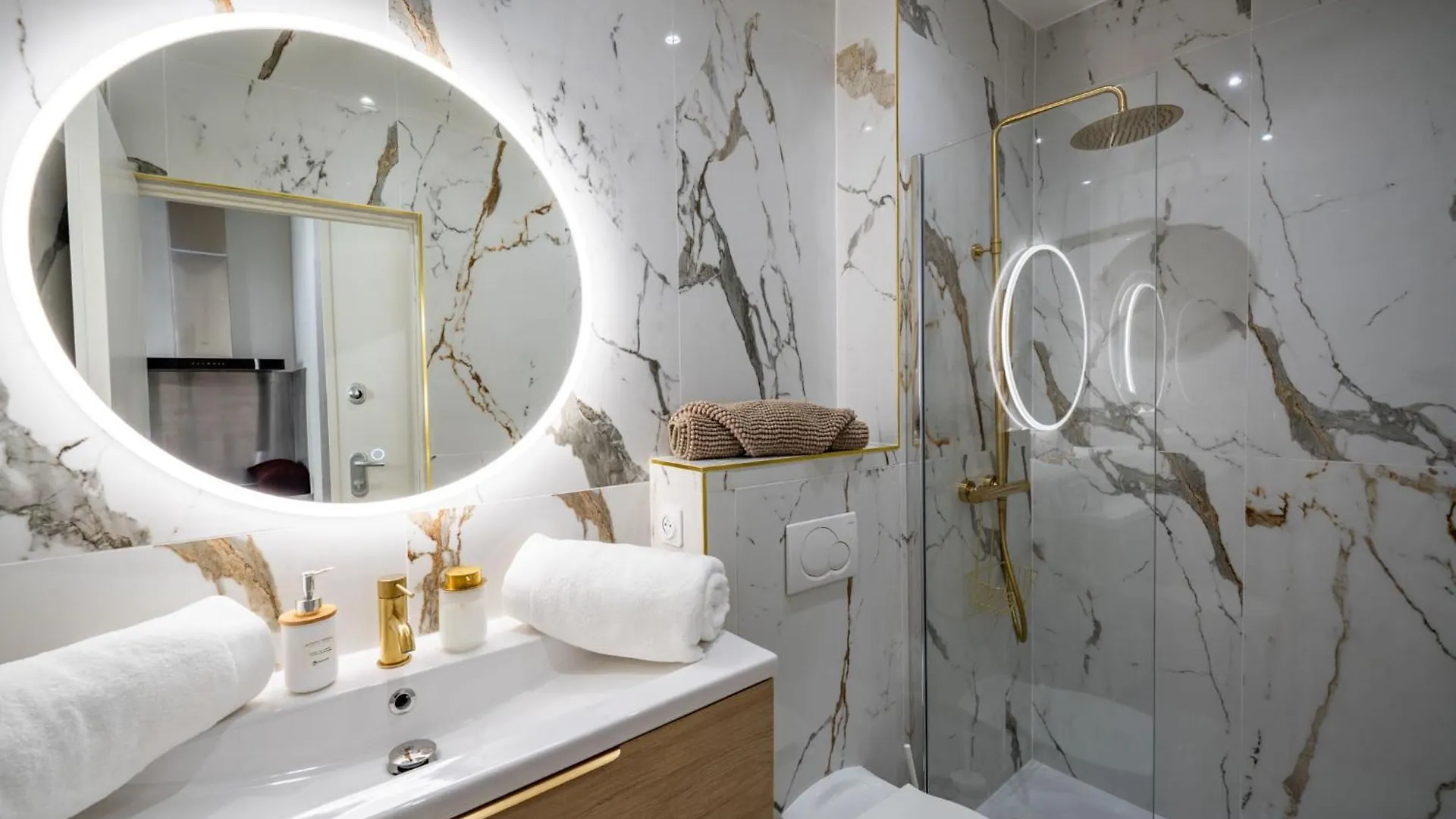Cannes Authentique, Hypercentre, A 1 Minute De La Mer Et 5 Minutes Du Palais アパート